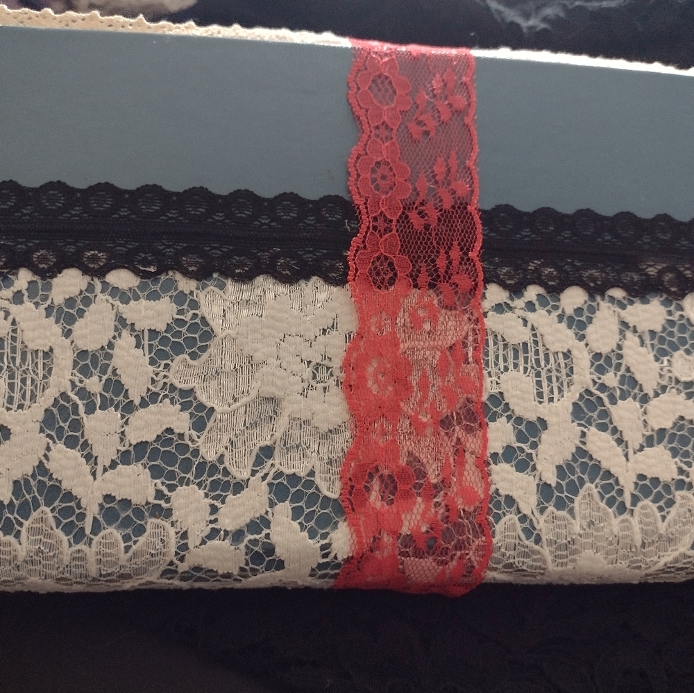 Handmade "Red Ribbon" junk journal - Picture 4 of 12